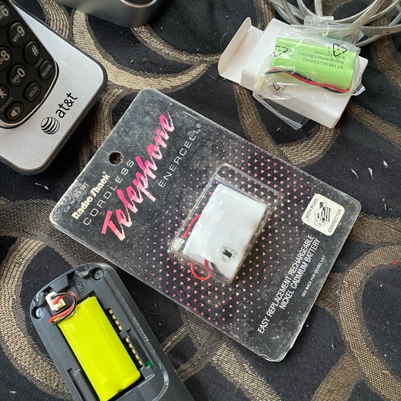 AT&T att home phone set with extra replacement batteries - Picture 3 of 3